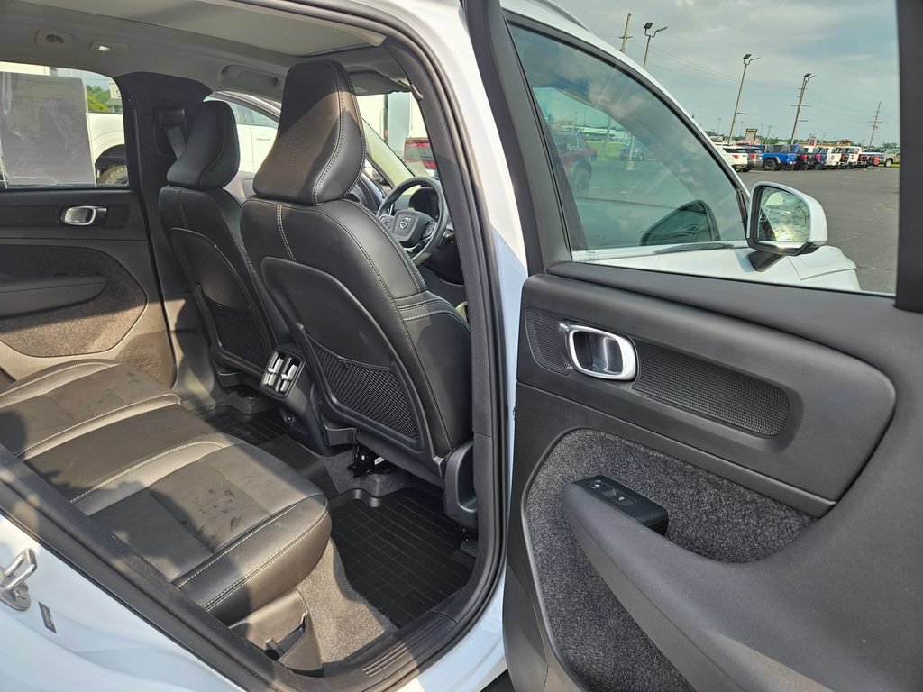 Used 2024 Volvo XC40 B5 Plus AWD/4WD image 21