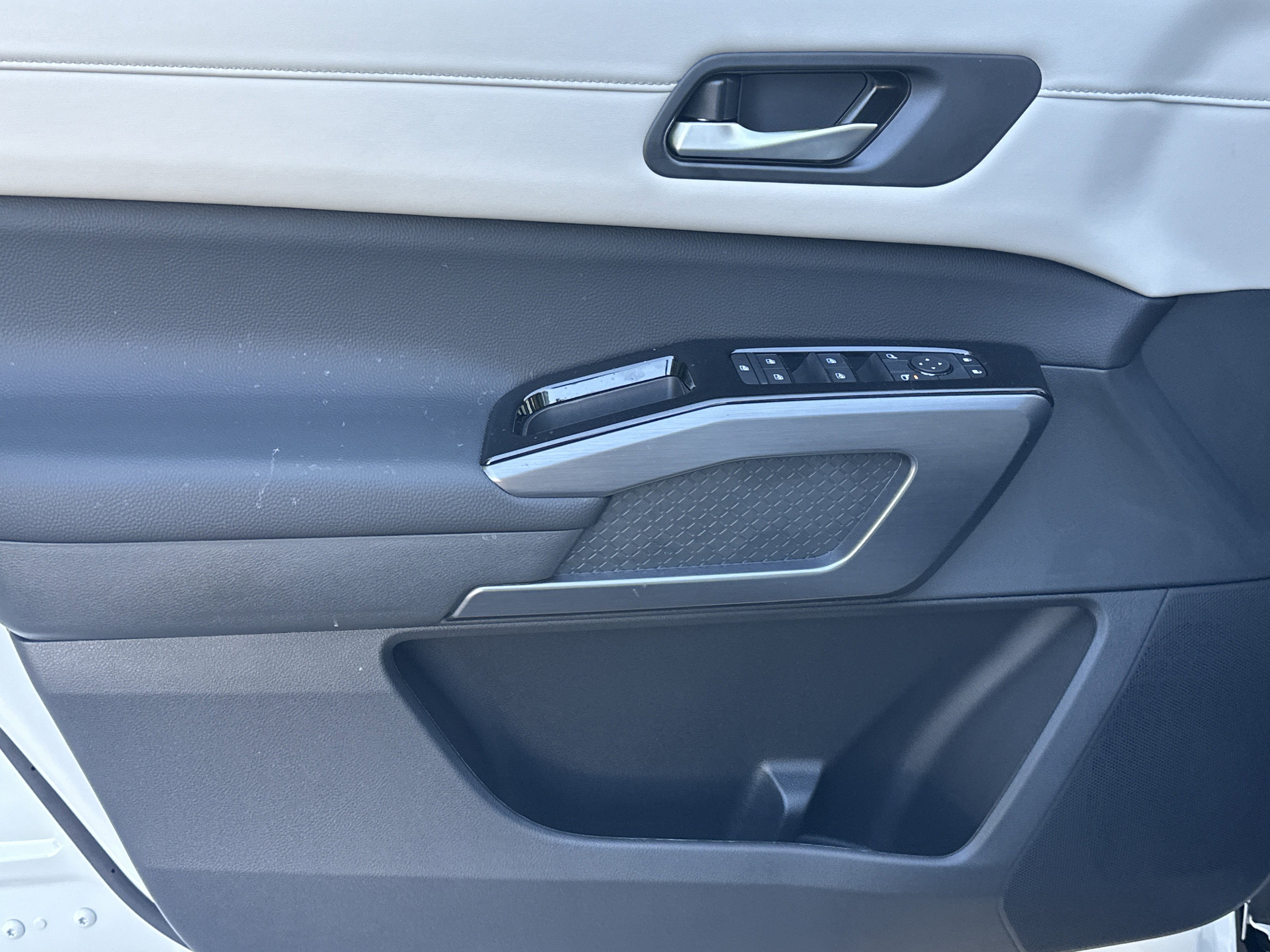New 2026 Nissan Pathfinder SL AWD/4WD image 10