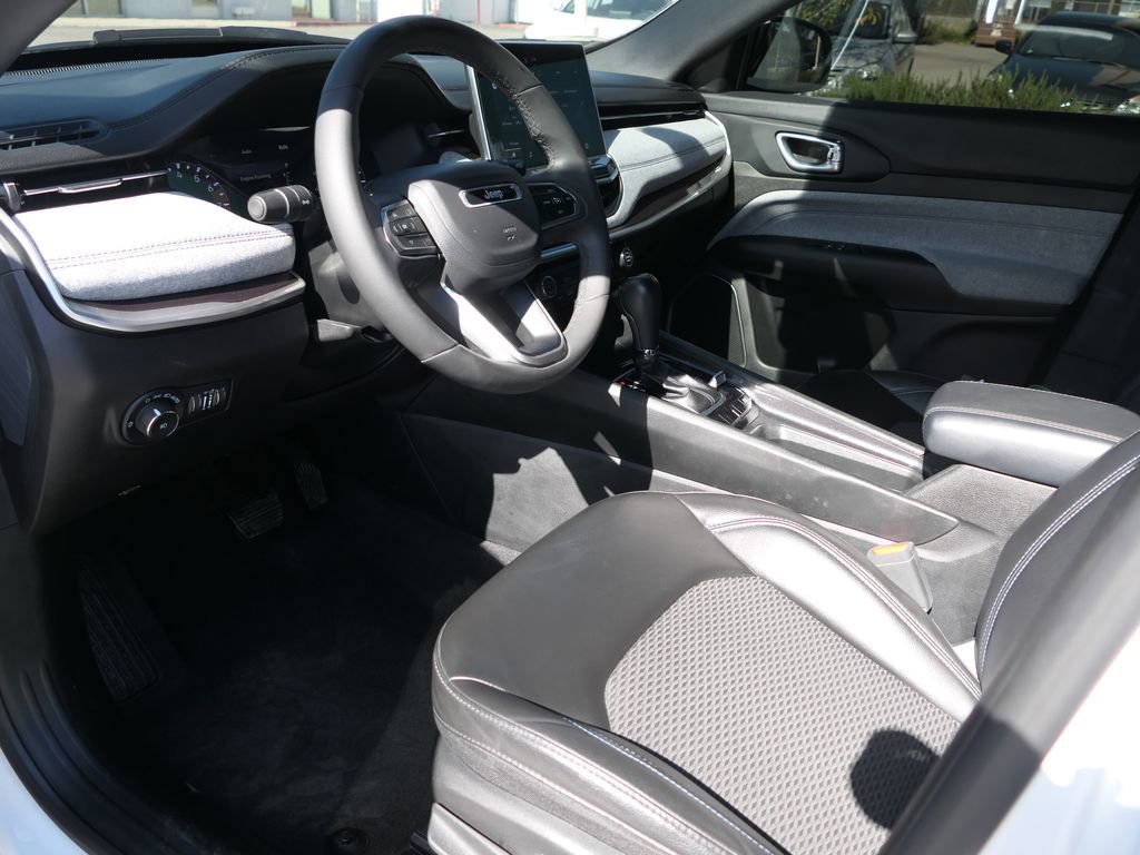Used 2023 Jeep Compass Latitude image 11