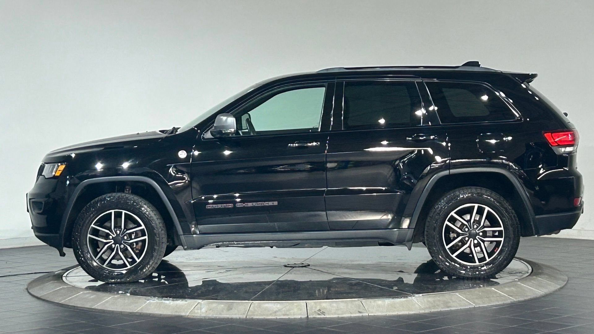Used 2019 Jeep Grand Cherokee Trailhawk AWD/4WD image 6