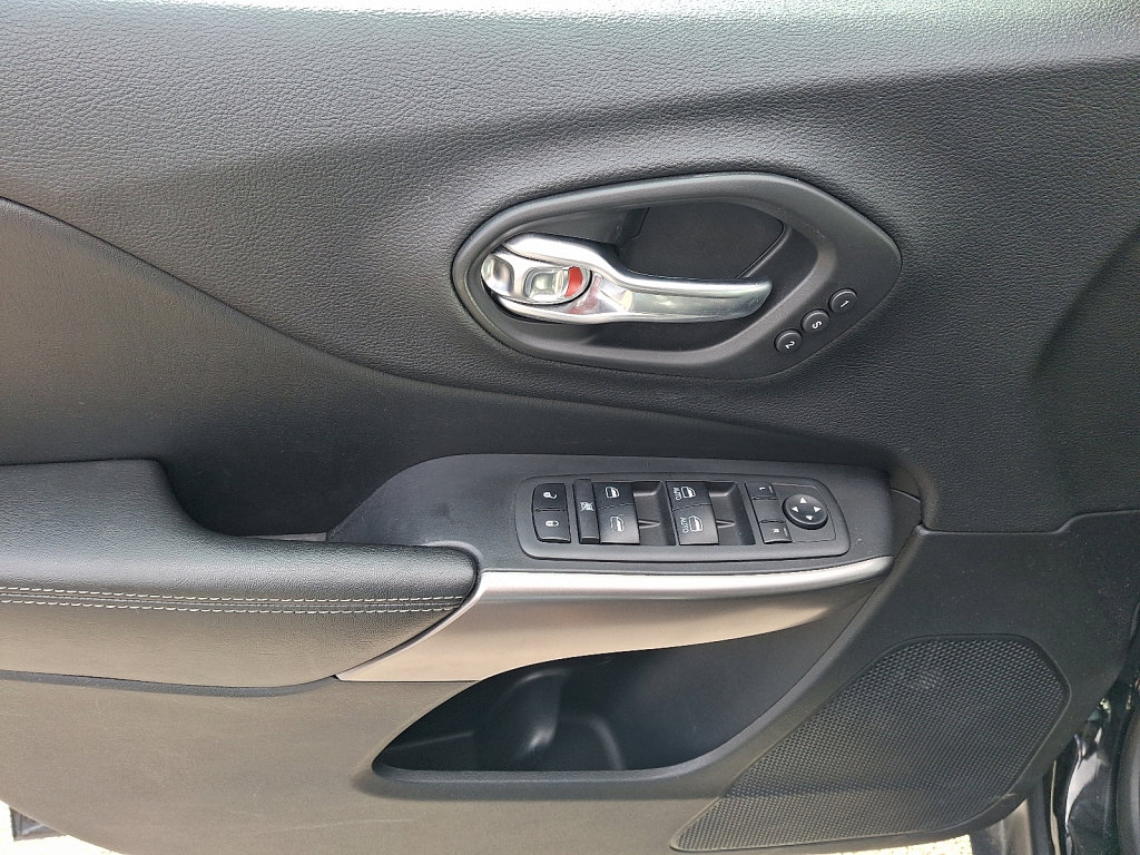 Used 2020 Jeep Cherokee Limited image 22