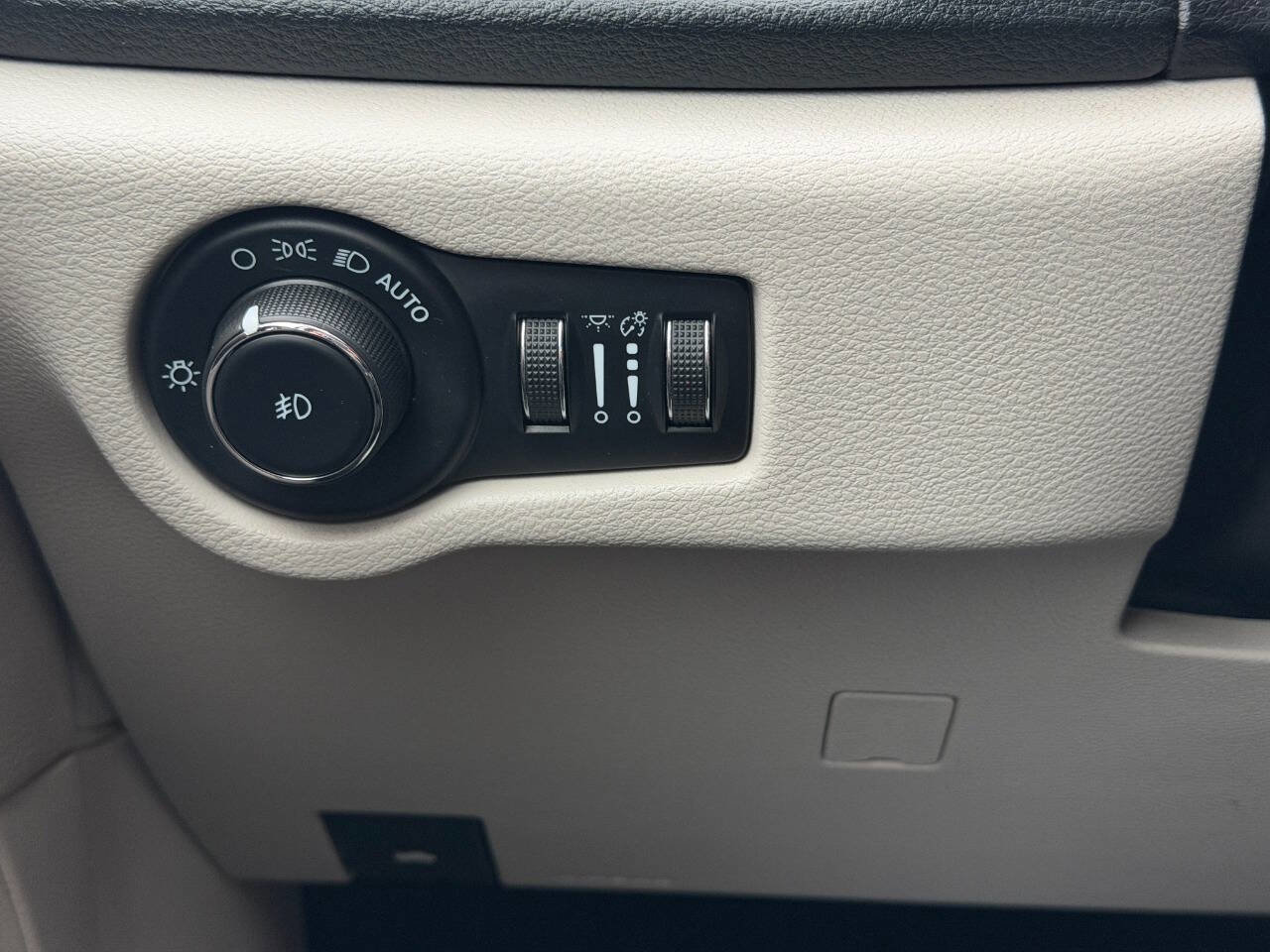 Used 2021 Chrysler Pacifica Touring w/ Cold Weather Group image 38