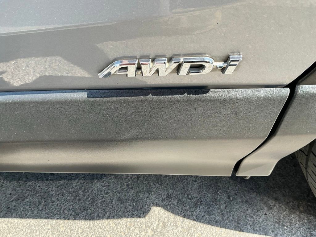 Used 2018 Toyota RAV4 XLE AWD/4WD image 3