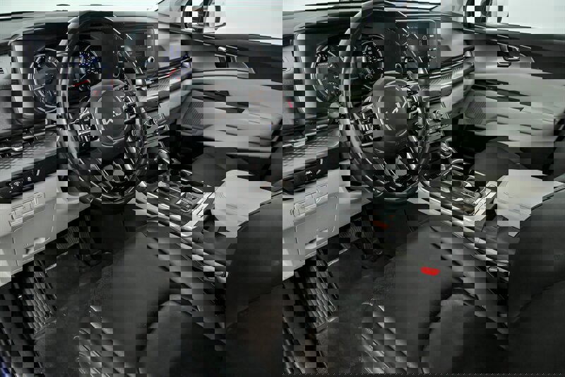 Used 2023 Kia Carnival LX image 14