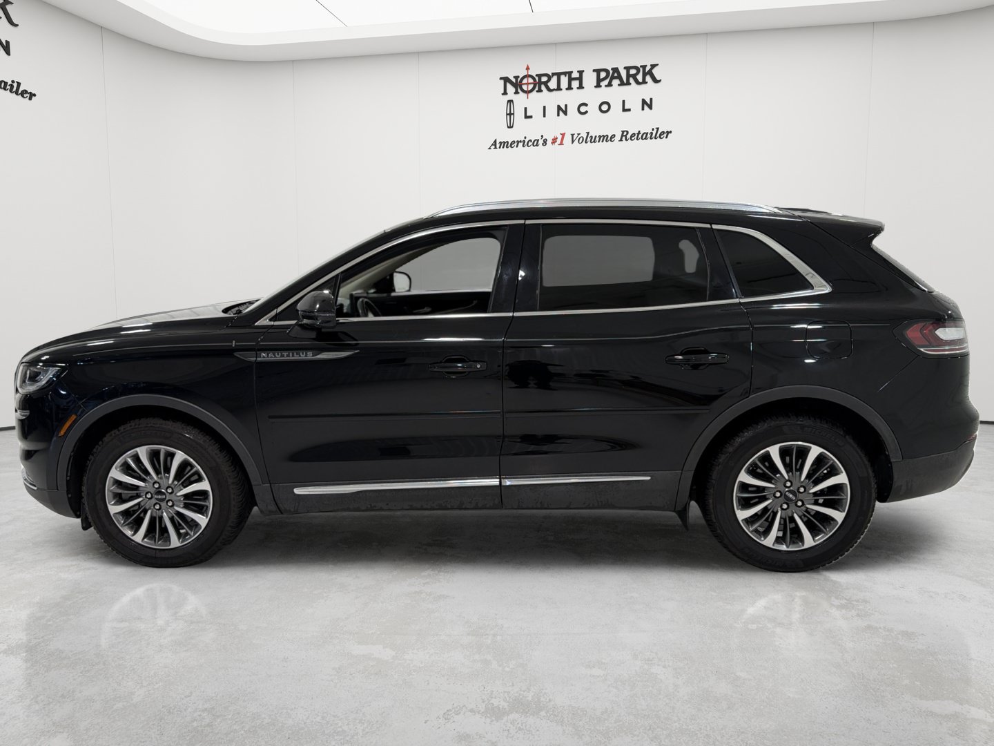 Used 2021 Lincoln Nautilus FWD w/ Equipment Group 101A image 2