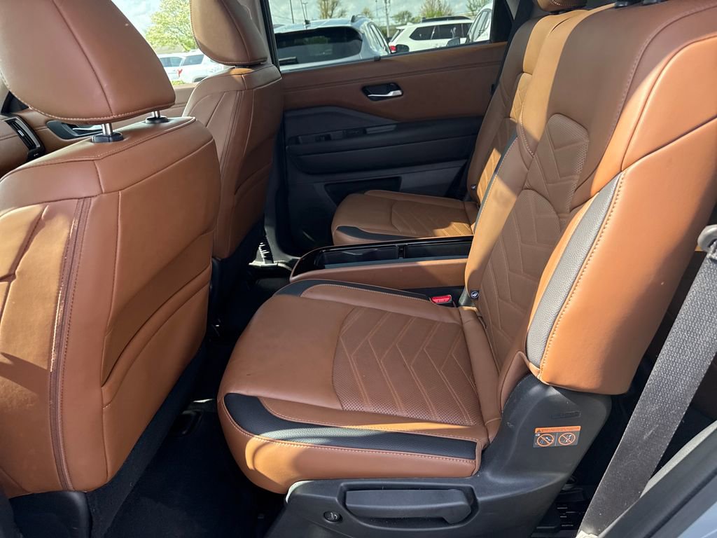 Used 2025 Nissan Pathfinder Platinum image 30