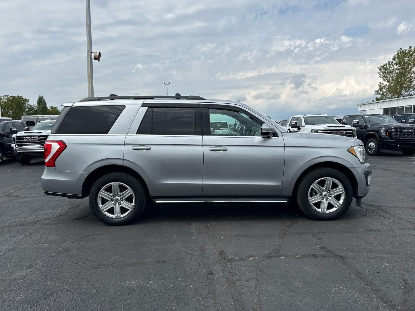 Used 2020 Ford Expedition XLT w/ Equipment Group 202A AWD/4WD image 6