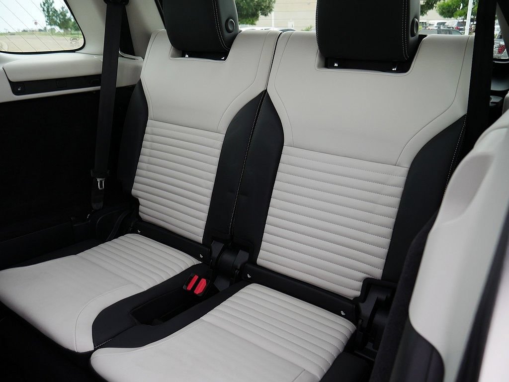 Used 2025 Land Rover Discovery Metropolitan Edition AWD/4WD image 19