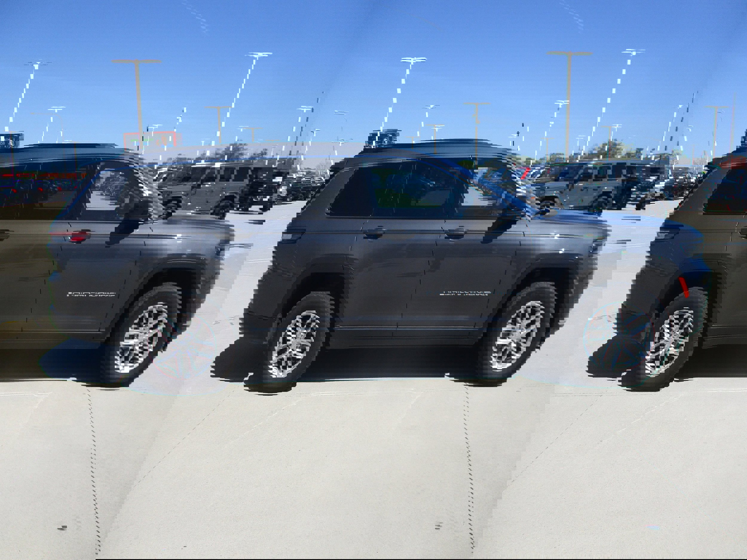 Used 2024 Jeep Grand Cherokee L Laredo w/ Luxury Tech Group I RWD image 6