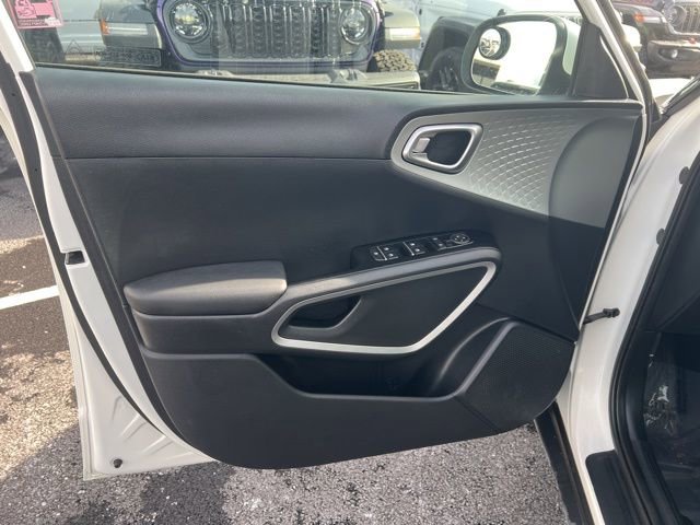 Used 2022 Kia Soul LX image 4