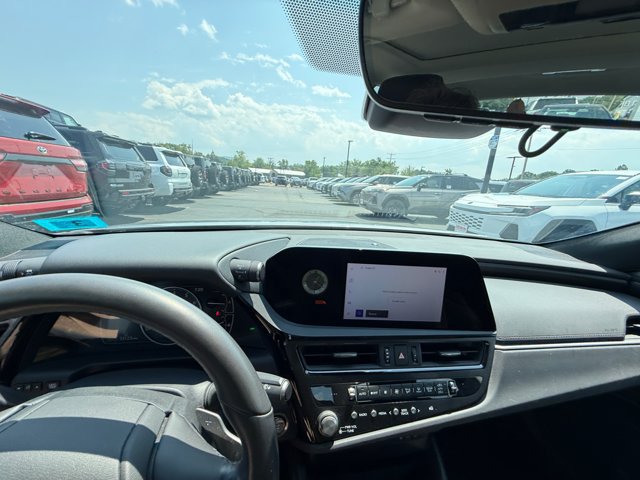 Used 2023 Lexus ES 350 w/ Premium Package FWD image 2