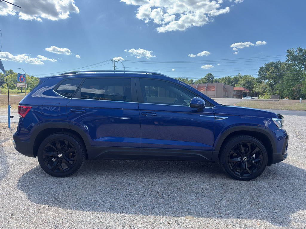 Used 2023 Volkswagen Taos SE w/ Panoramic Sunroof Package FWD image 12