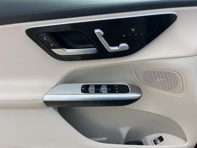 Used 2025 Mercedes-Benz GLC 300 4MATIC image 43
