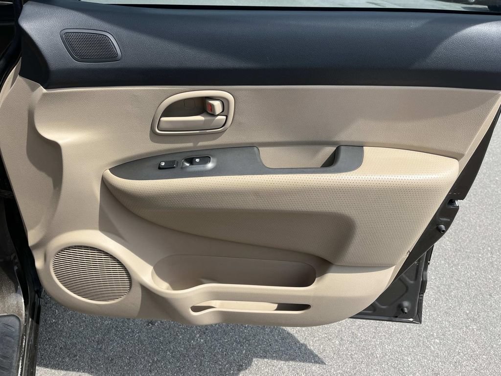 Used 2009 Kia Rondo LX FWD image 22