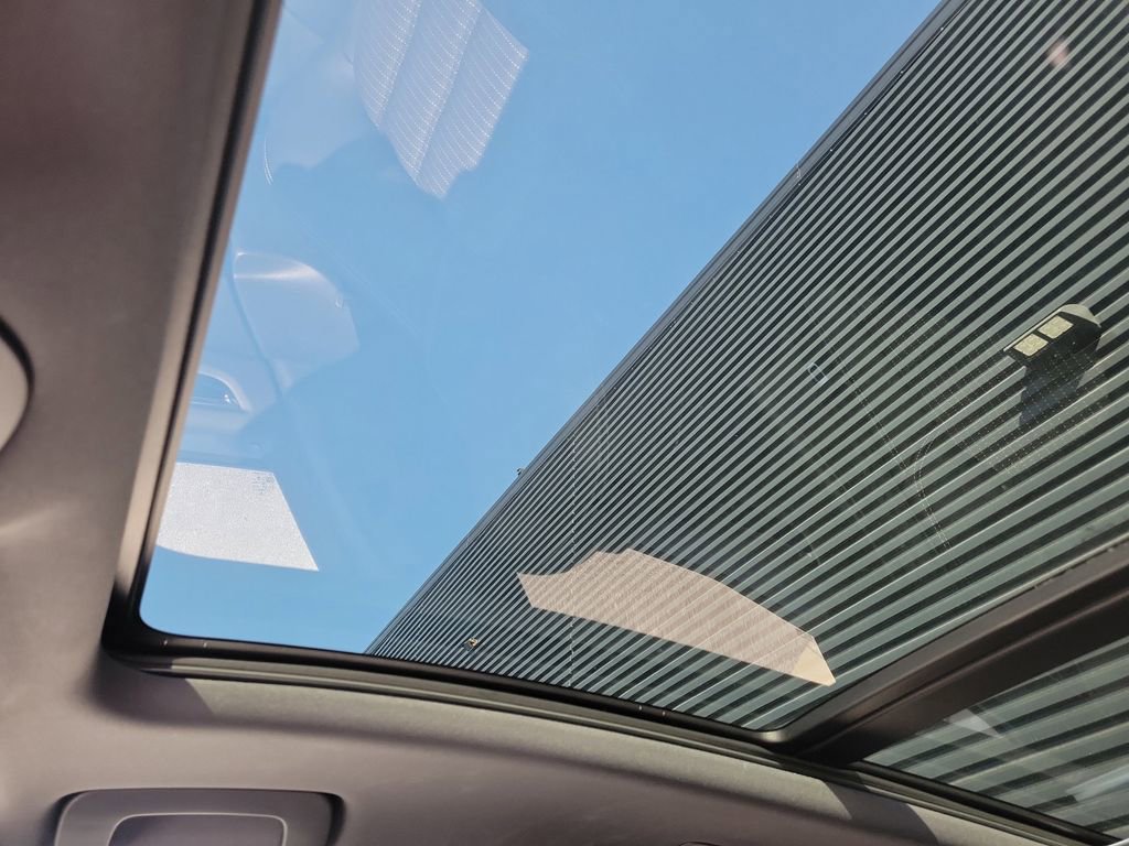 Certified 2025 Porsche Macan Turbo image 40