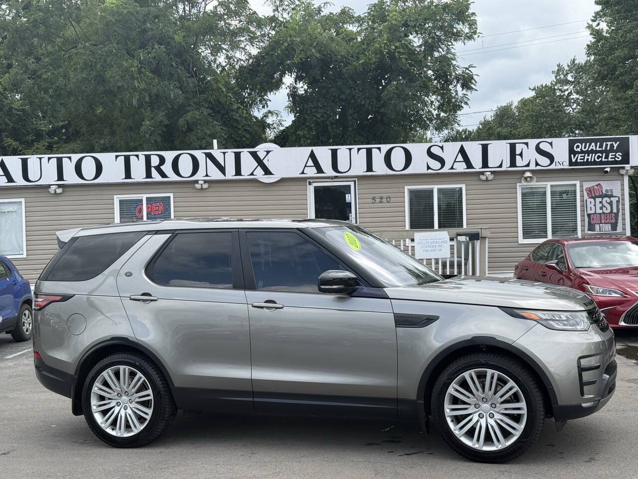 Used 2017 Land Rover Discovery First Edition AWD/4WD image 1