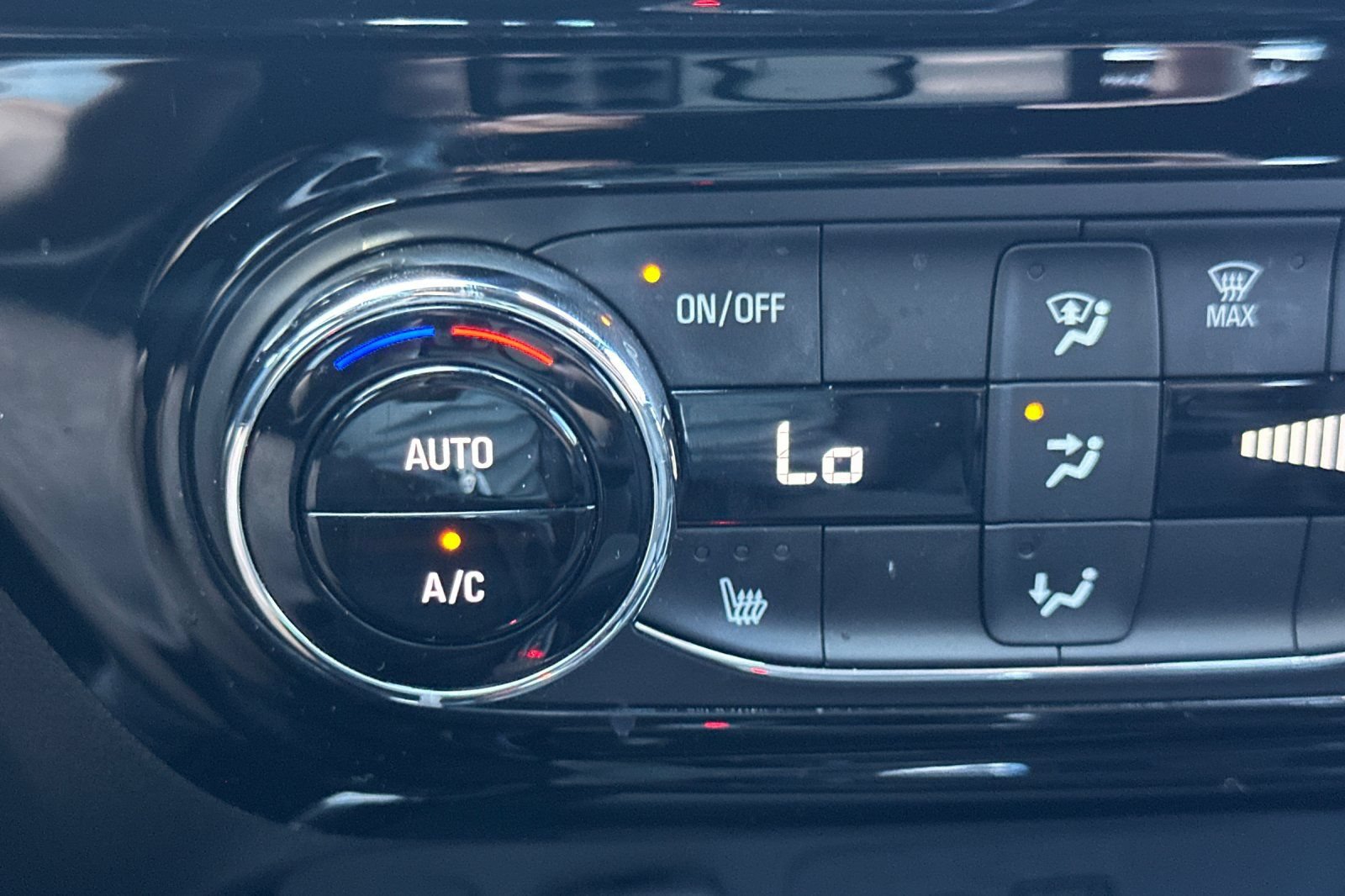 Used 2024 Chevrolet Trax RS w/ Driver Confidence Package FWD image 28