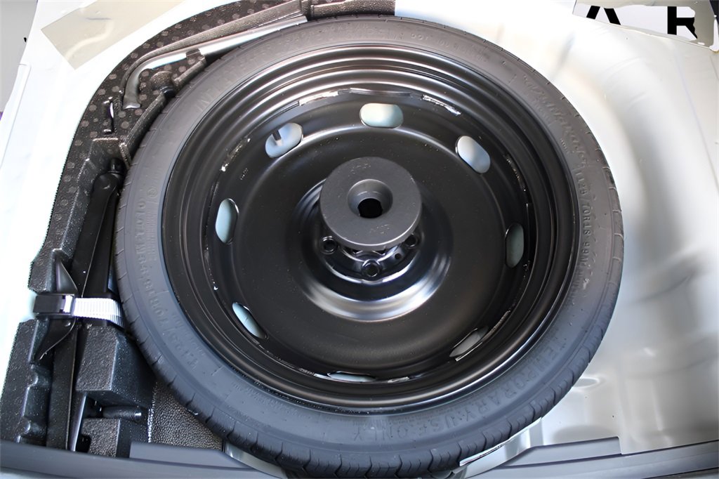 Used 2025 Volkswagen Taos SE image 9