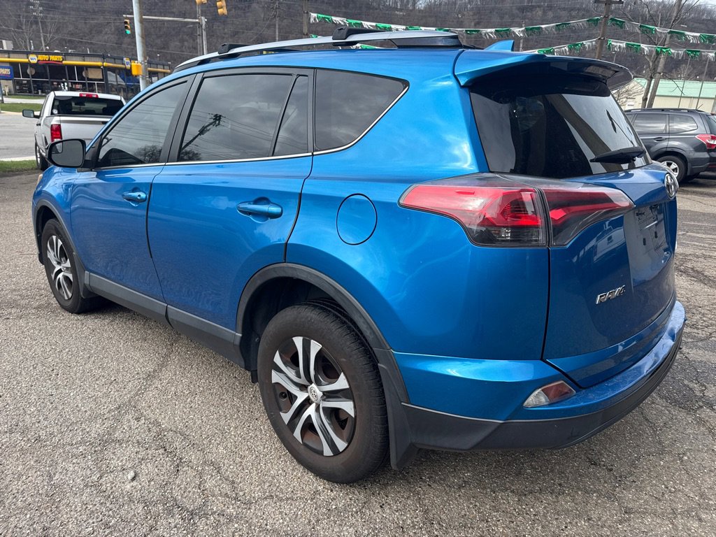 Used 2018 Toyota RAV4 LE FWD image 3