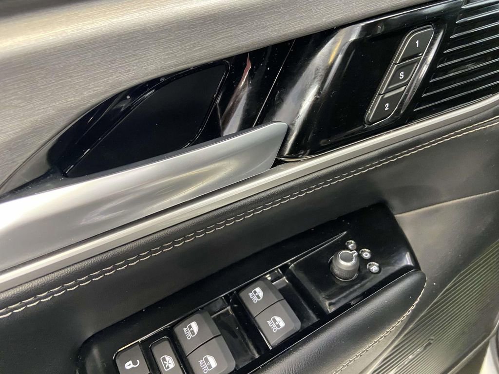 Used 2025 Jeep Wagoneer L Series II AWD/4WD image 17