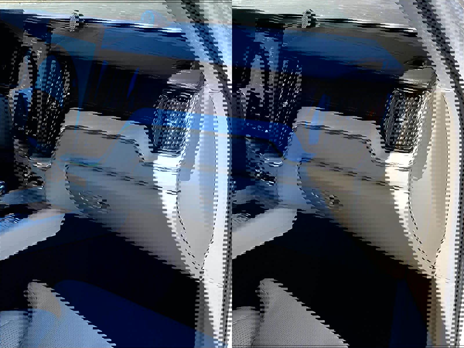 Used 2026 Volvo XC60 B5 Ultra w/ Climate Package image 18