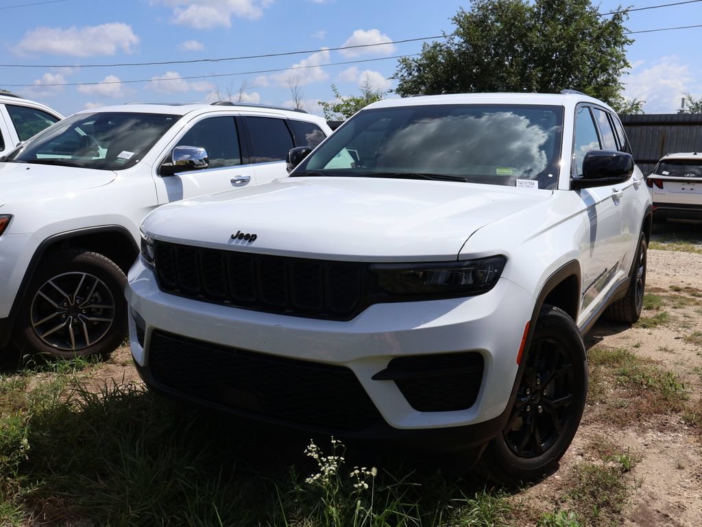 Used 2024 Jeep Grand Cherokee Altitude AWD/4WD image 3