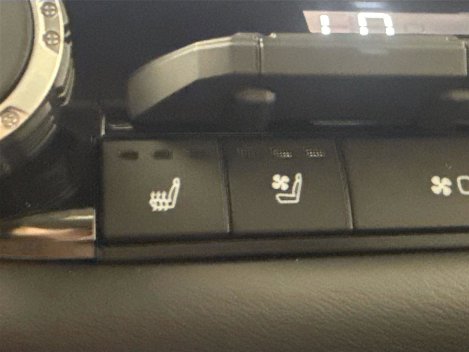 Used 2025 Toyota Tundra Platinum image 36