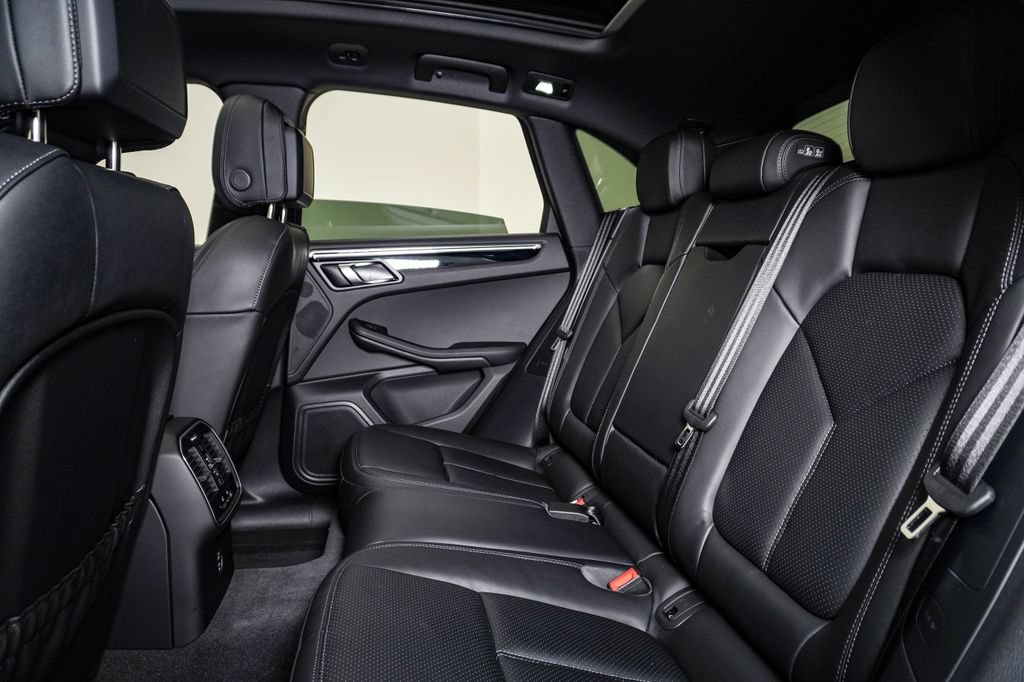 Certified 2026 Porsche Macan AWD/4WD image 17