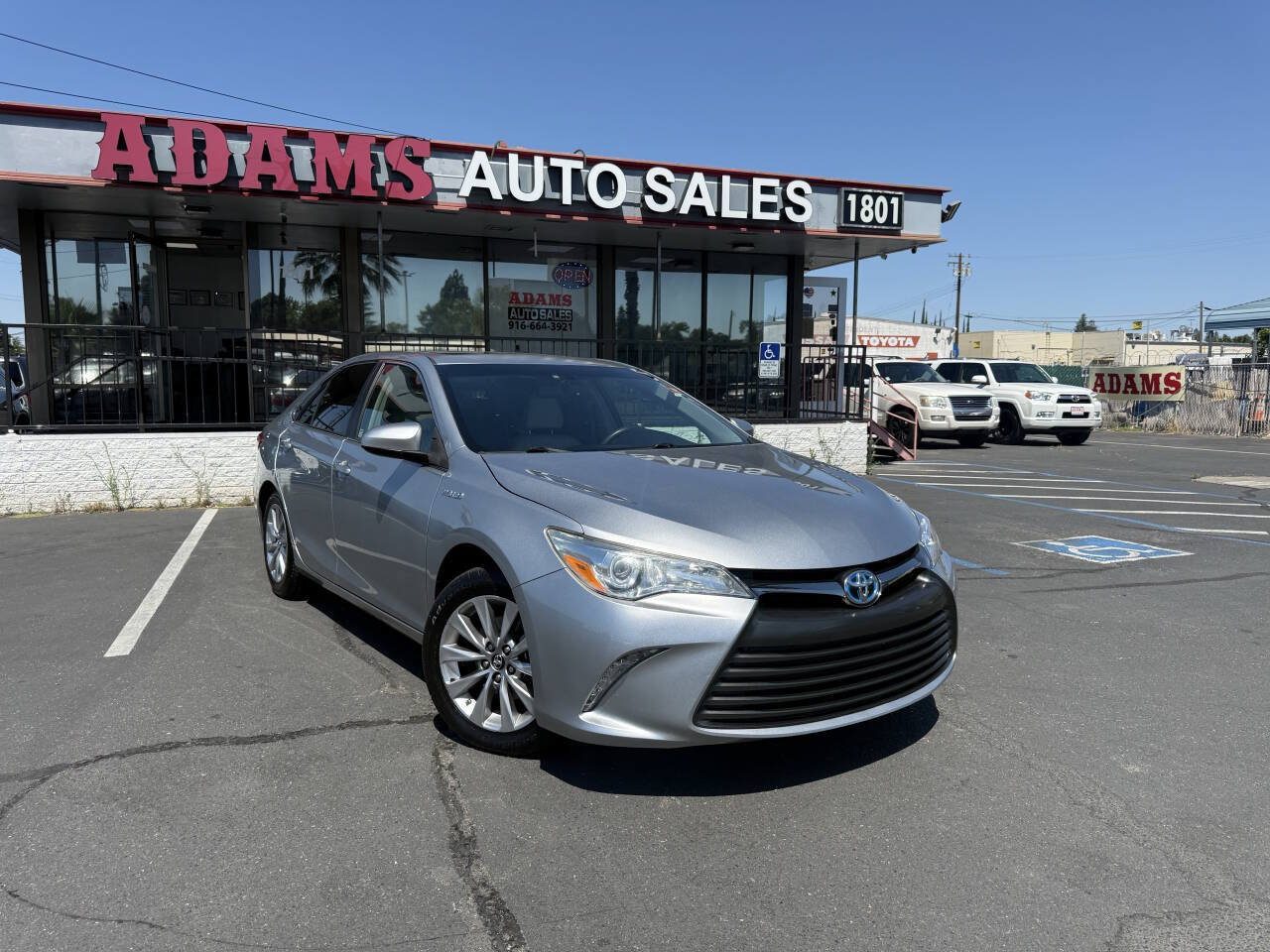 Used 2017 Toyota Camry XLE w/ Moonroof Package FWD image 1
