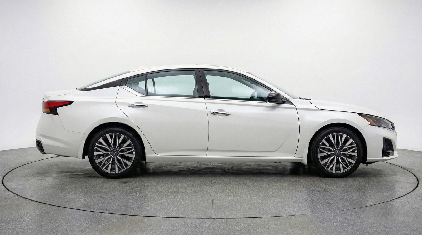 Used 2025 Nissan Altima 2.5 SV FWD image 11