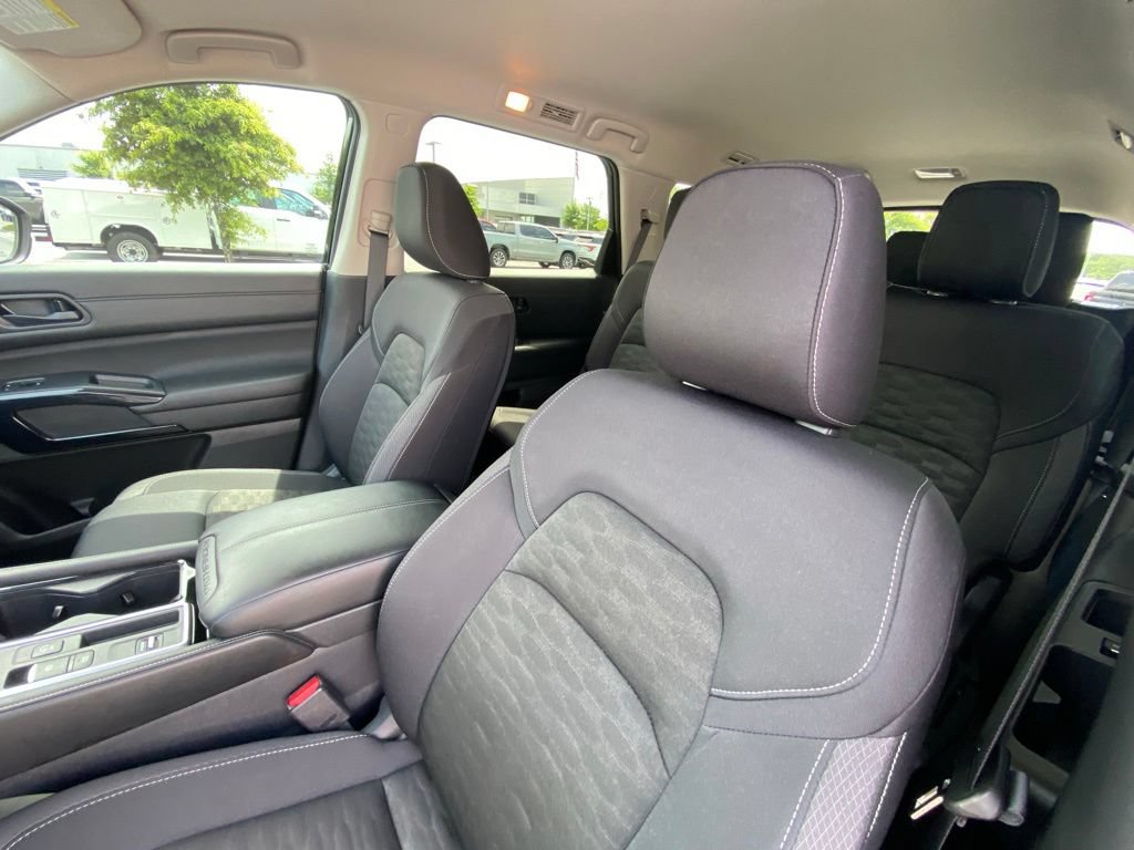 Used 2025 Nissan Pathfinder SV FWD image 21