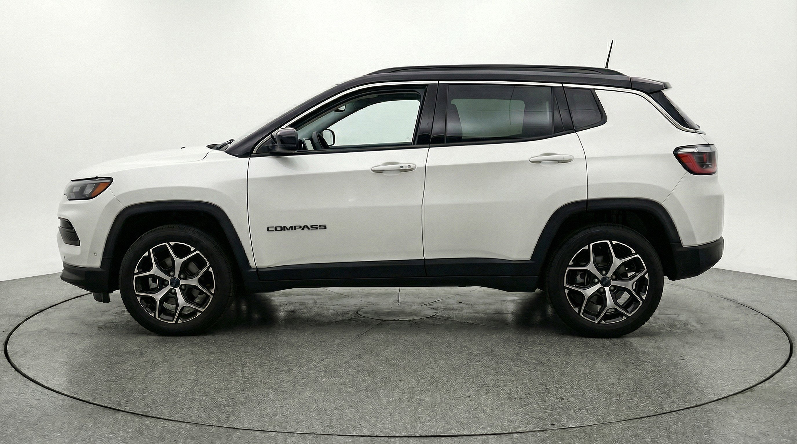 Used 2025 Jeep Compass Limited image 5
