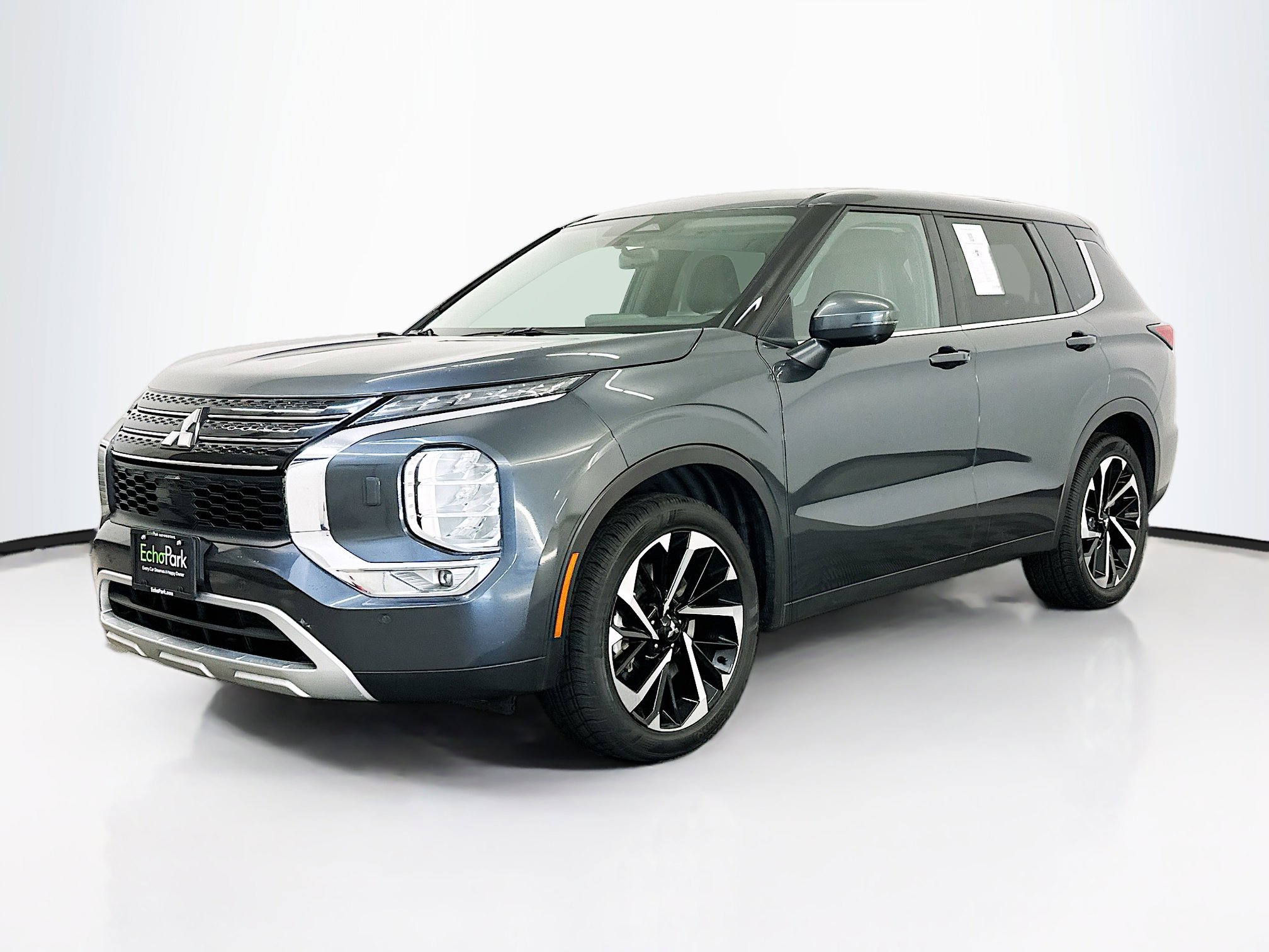 Used 2024 Mitsubishi Outlander SE image 3