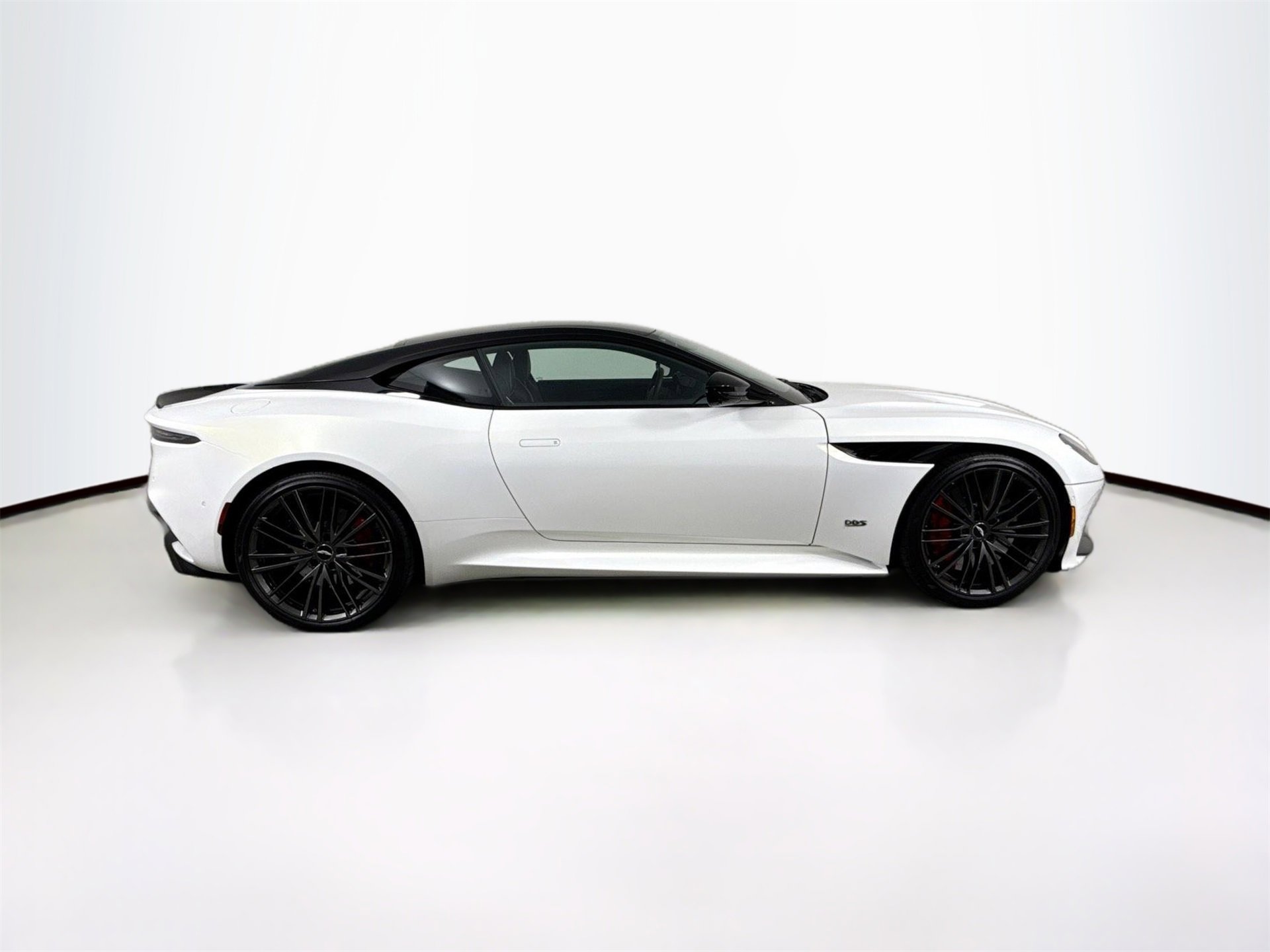 Used 2023 Aston Martin DBS Coupe image 8