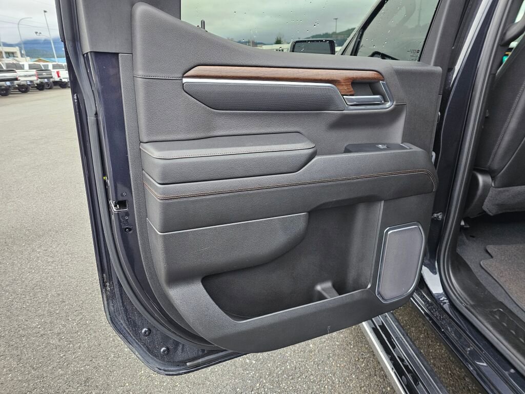 Used 2023 Chevrolet Silverado 1500 High Country w/ Technology Package AWD/4WD image 12