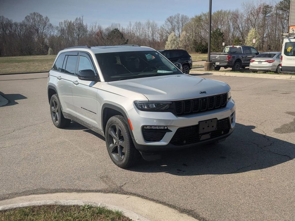 Used 2025 Jeep Grand Cherokee Limited w/ Luxury Tech Group II image 7