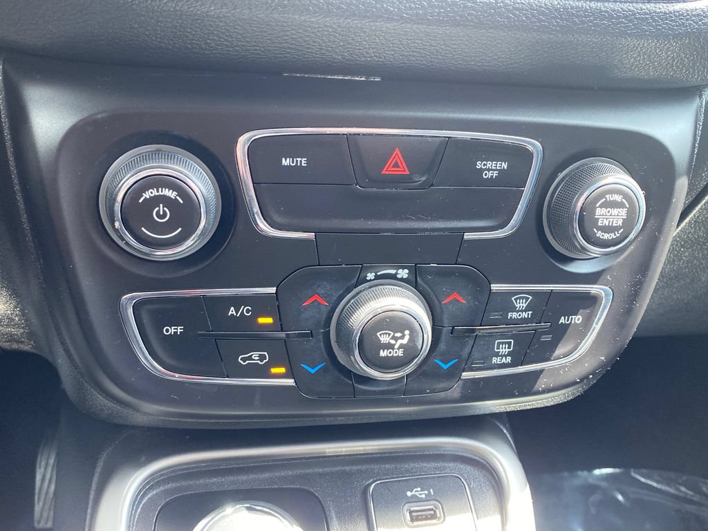 Used 2019 Jeep Compass Latitude w/ Cold Weather Group AWD/4WD image 16