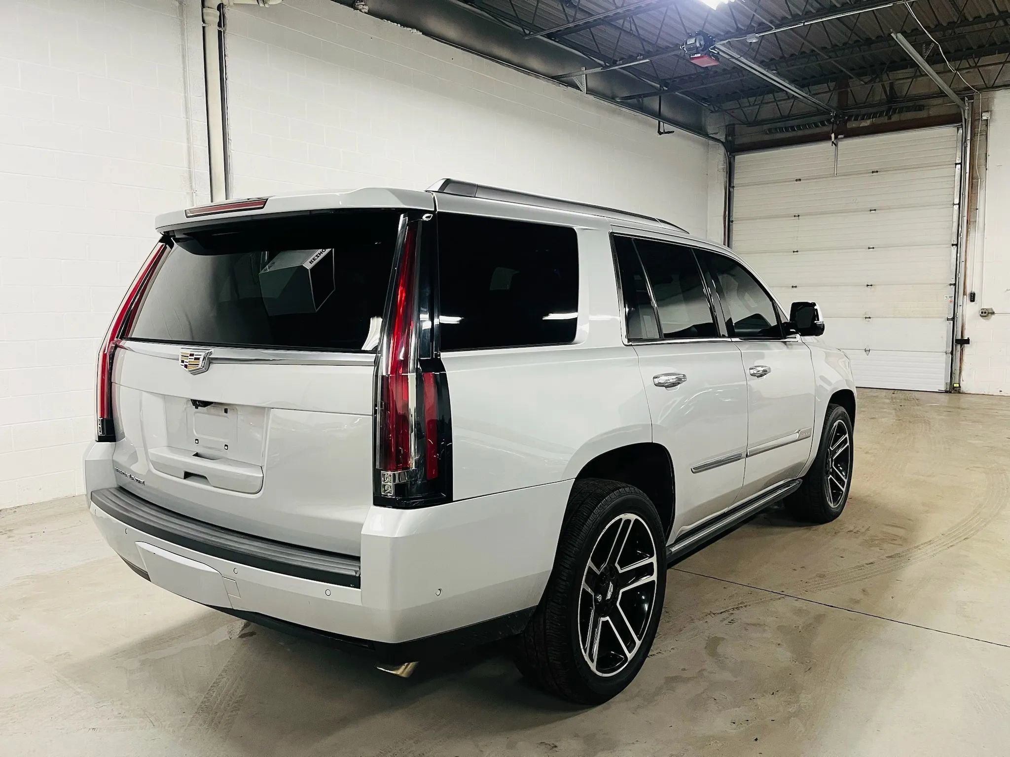 Used 2018 Cadillac Escalade Premium Luxury image 8