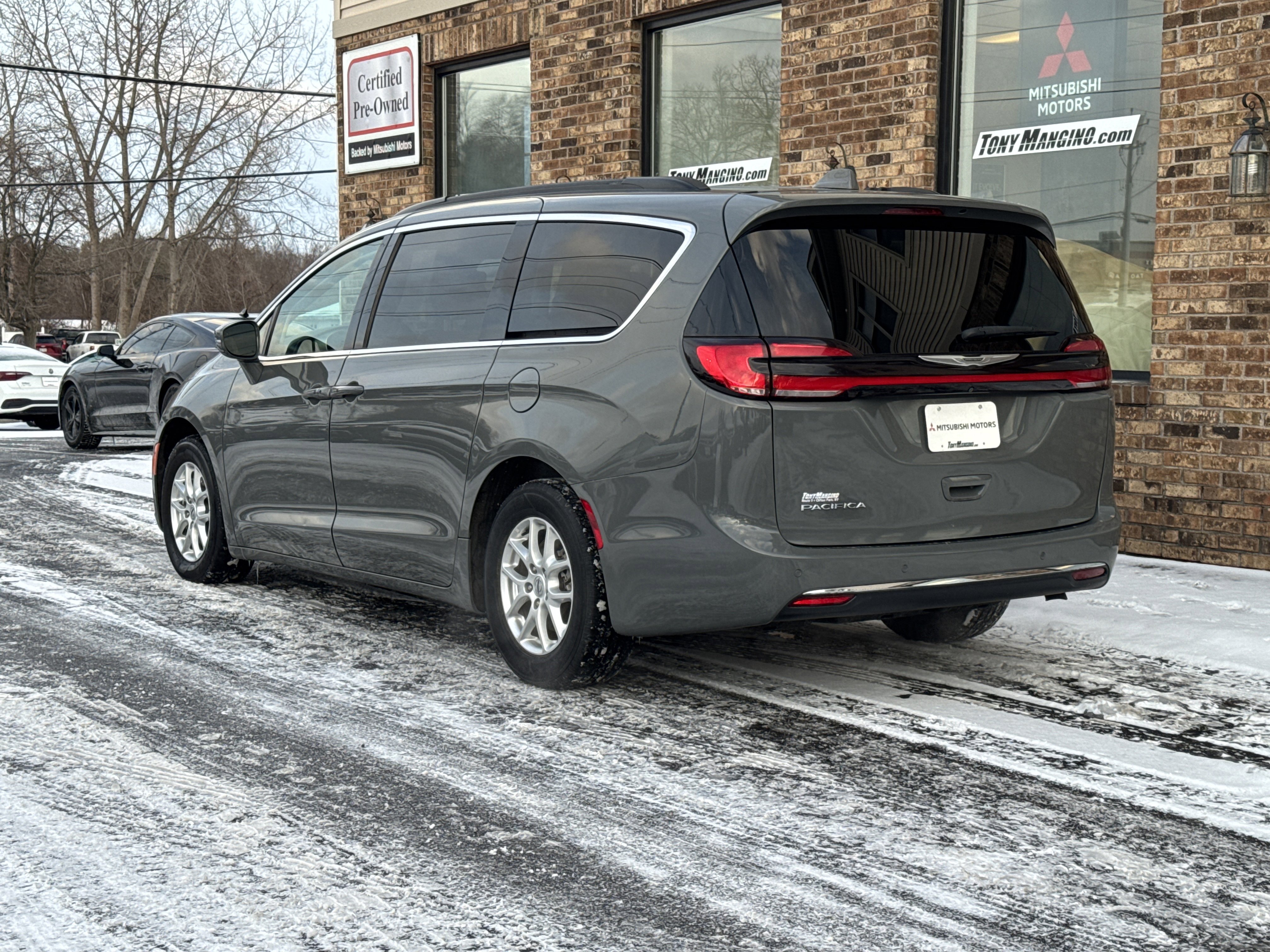 Used 2022 Chrysler Pacifica Touring-L image 3