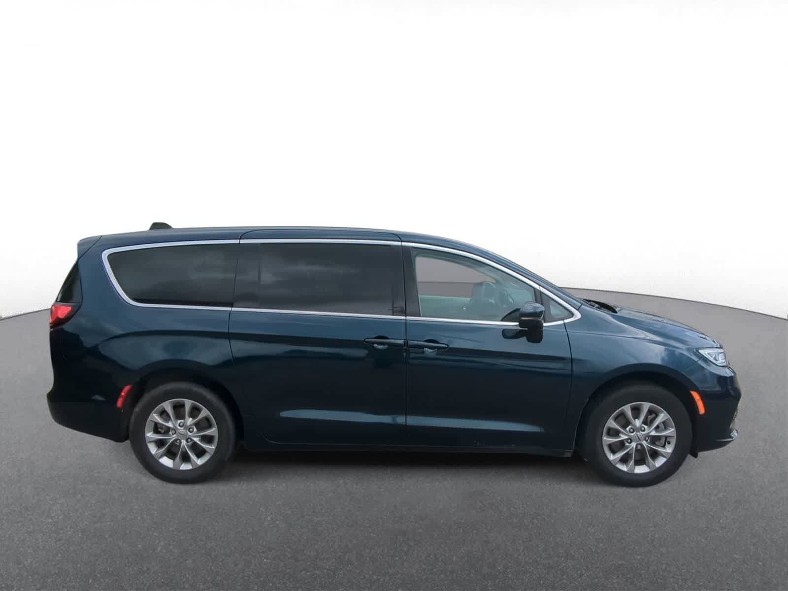 Used 2023 Chrysler Pacifica Touring-L AWD/4WD image 9