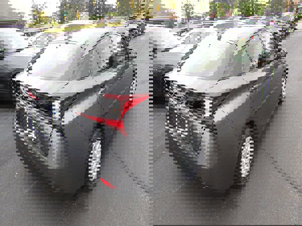 Used 2022 Toyota Prius LE image 3