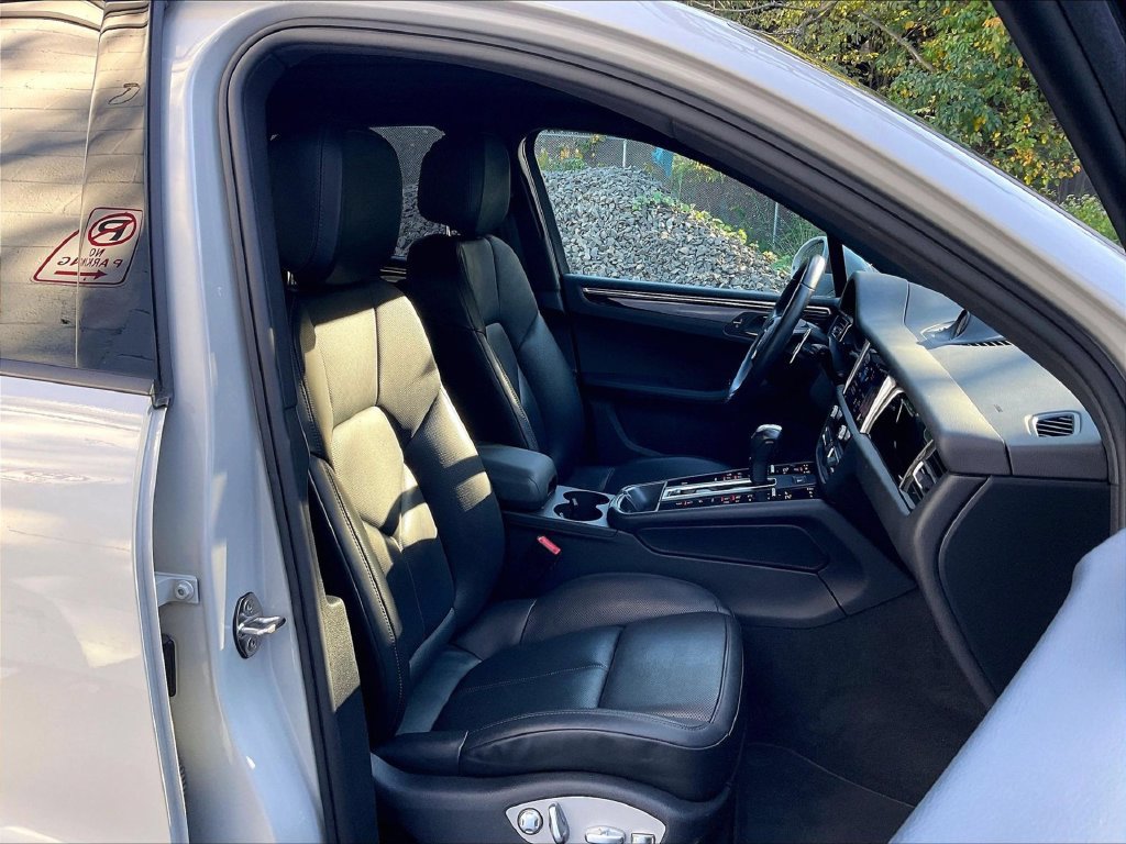 Certified 2023 Porsche Macan AWD/4WD image 11