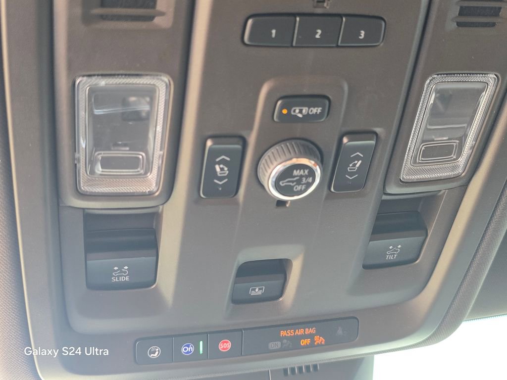 Used 2024 Cadillac Escalade Premium Luxury AWD/4WD image 32