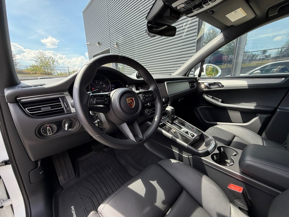 Certified 2026 Porsche Macan AWD/4WD image 12