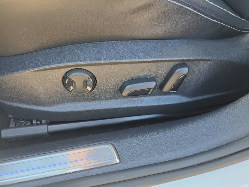 Used 2017 Volkswagen Golf R 4-Door image 21