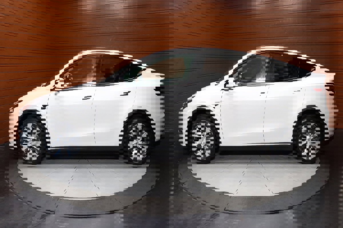 Used 2022 Tesla Model Y Long Range image 8