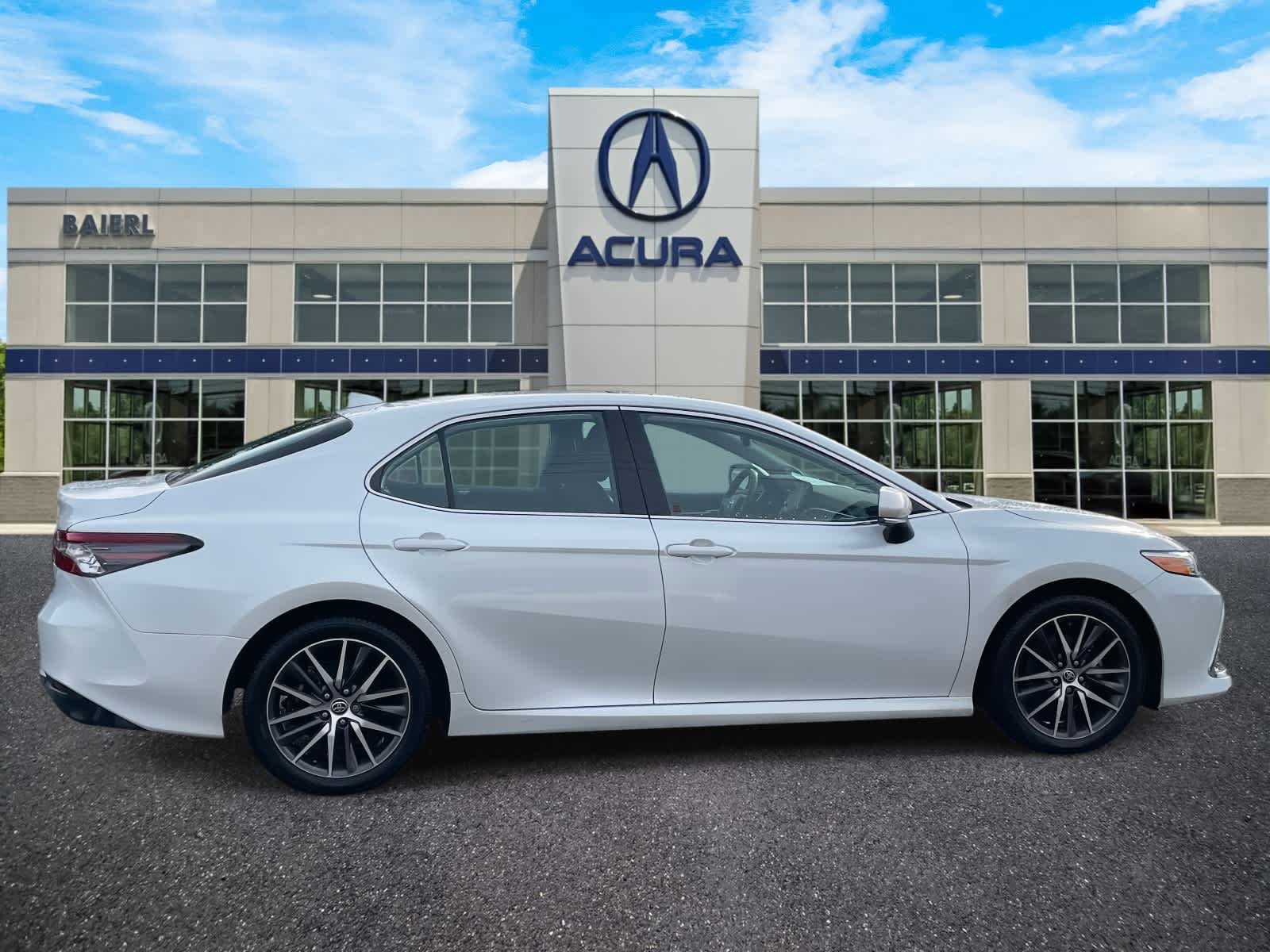 Used 2022 Toyota Camry XLE w/ Navigation Upgrade Package FWD image 7