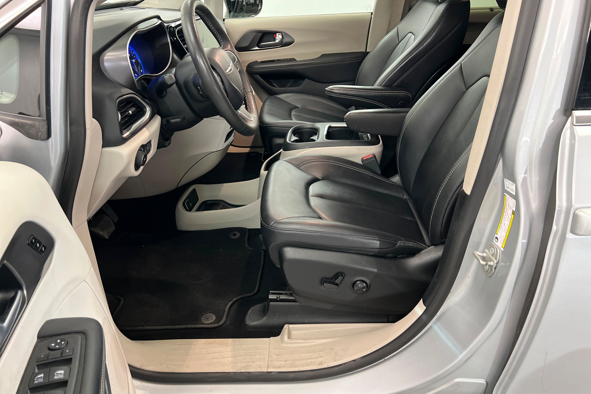 Used 2024 Chrysler Pacifica Touring-L FWD image 17