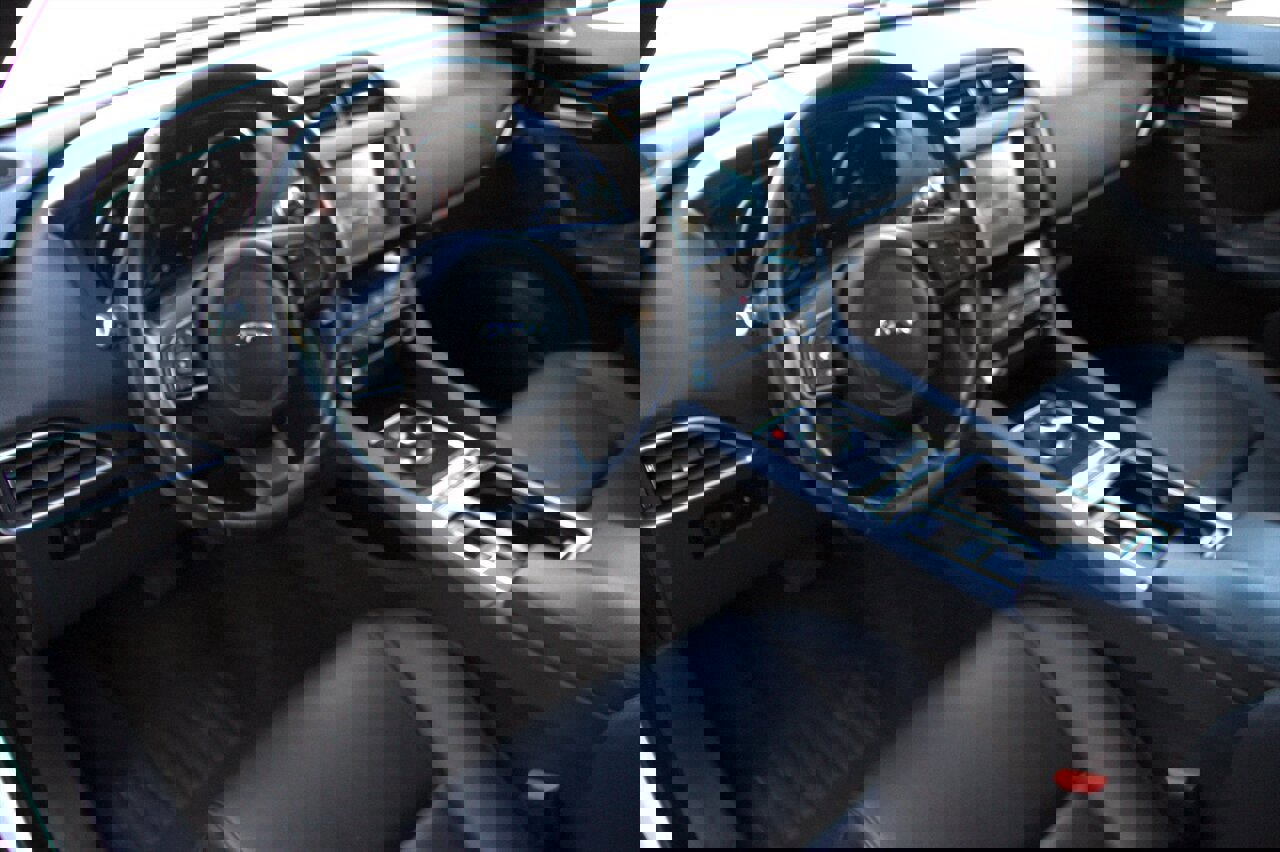 Used 2018 Jaguar F-PACE Premium image 29