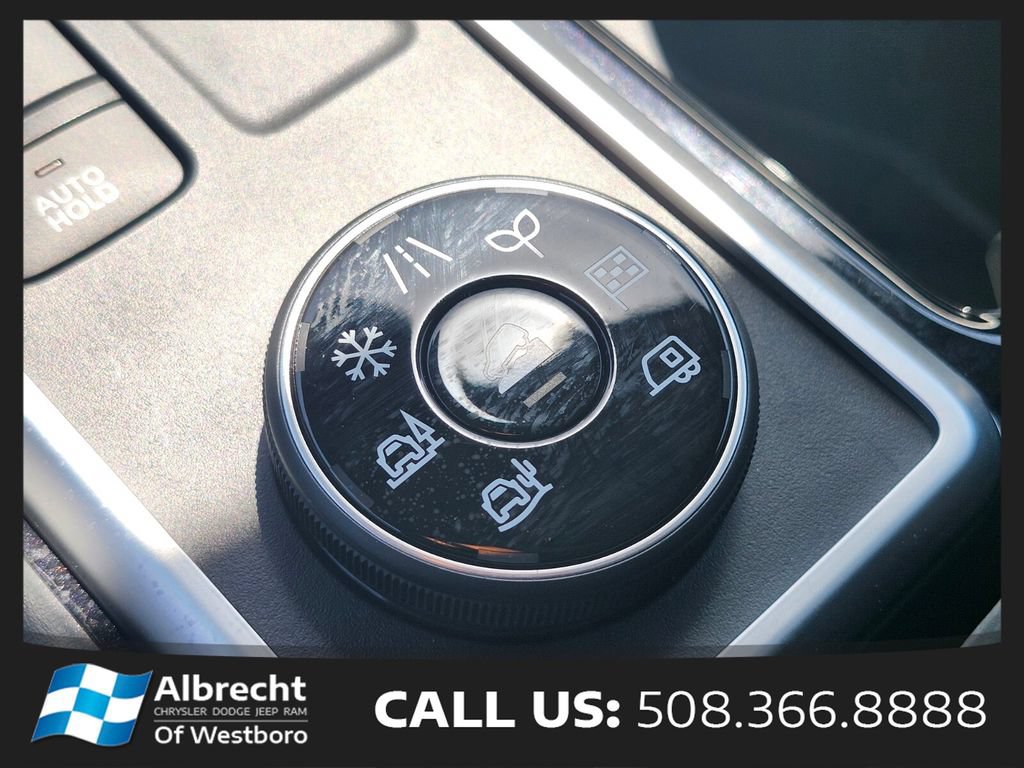 Used 2024 Nissan Pathfinder SV w/ SV Premium Package AWD/4WD image 28